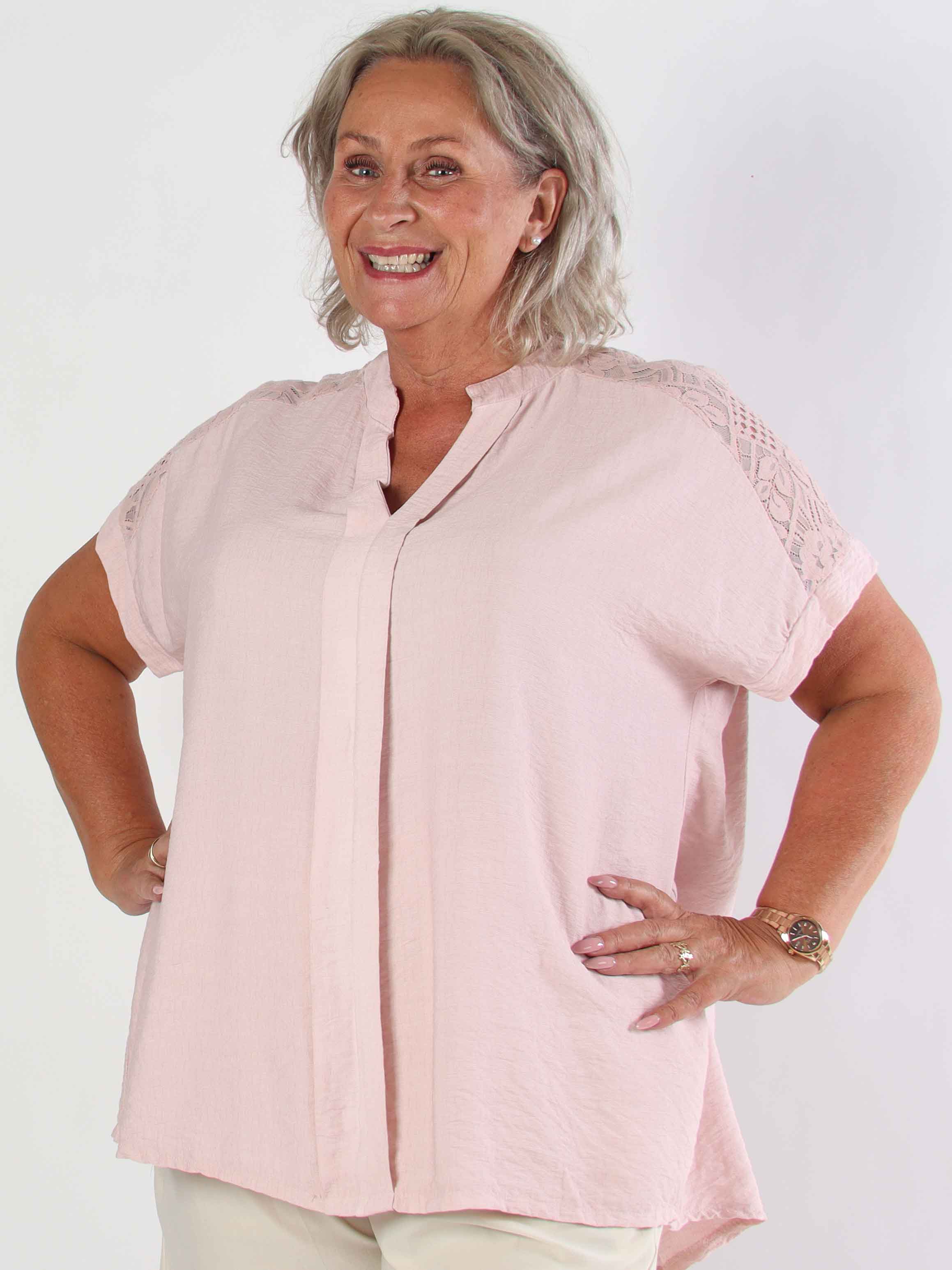 Galene - Söt plus size tunika i viskos med spetsdetaljer